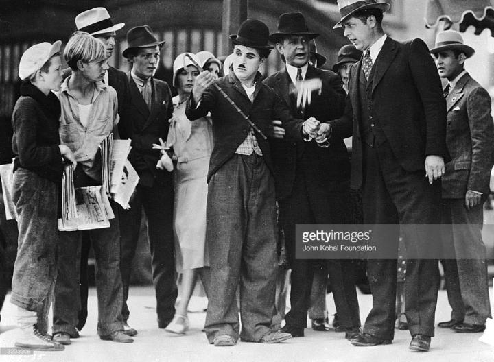 Charles Chaplin, Austen Jewell, and Robert Parrish in City Lights (1931)