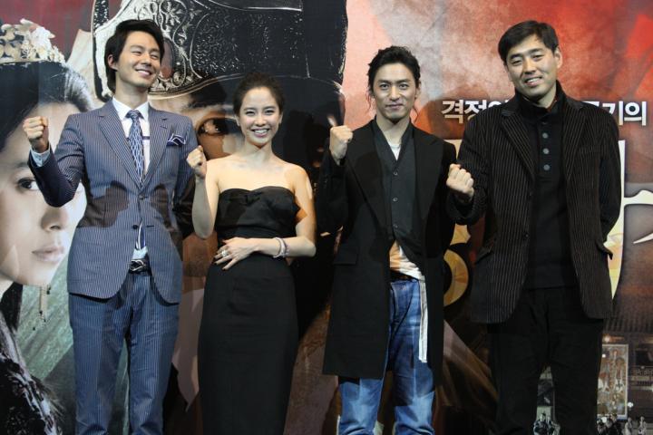 Ju Jin-Mo, Ha Yoo, Zo In-sung, and Song Ji-Hyo at an event for A Frozen Flower (2008)