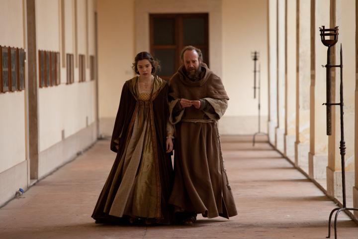 Paul Giamatti and Hailee Steinfeld in Romeo and Juliet (2013)