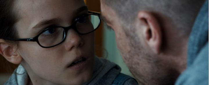 Jake Gyllenhaal and Oona Laurence in Southpaw (2015)