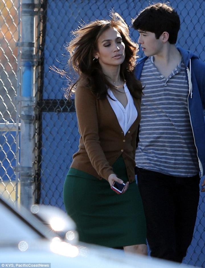 Jennifer Lopez and Ian Nelson in The Boy Next Door (2015)