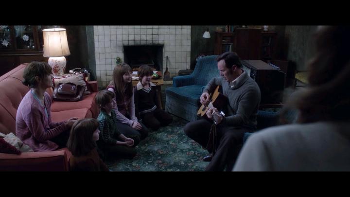 Vera Farmiga, Frances O'Connor, Patrick Wilson, Madison Wolfe, Lauren Esposito, Benjamin Haigh, and Patrick McAuley in The Conjuring 2 (2016)