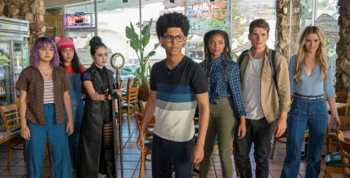 Gregg Sulkin, Ariela Barer, Lyrica Okano, Virginia Gardner, Ajiona Alexus, Allegra Acosta, and Rhenzy Feliz in Runaways (2017)