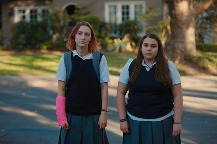 Saoirse Ronan and Beanie Feldstein in Lady Bird (2017)