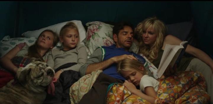 Eugenio Derbez, Anna Faris, Alyvia Alyn Lind, Hannah Nordberg, and Payton Lepinski in Overboard (2018)