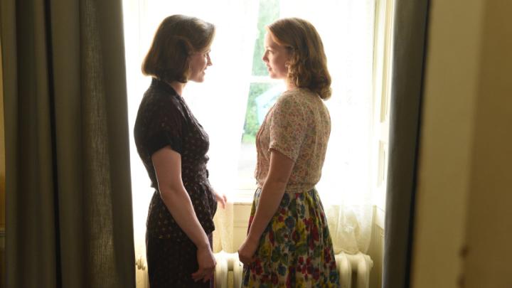 Anna Paquin and Holliday Grainger in Tell It to the Bees (2018)