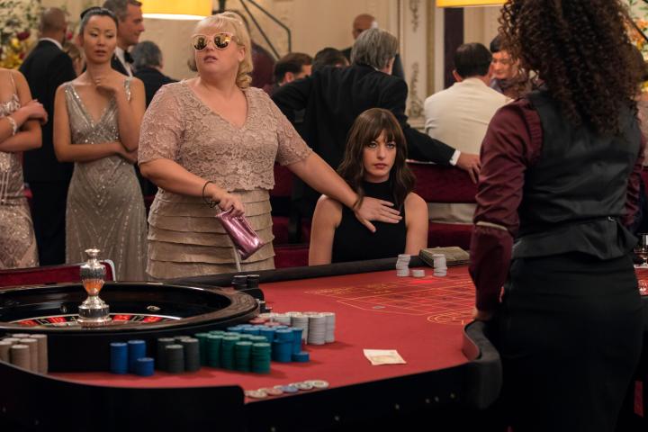 Anne Hathaway and Rebel Wilson in The Hustle (2019)