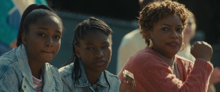 Aunjanue Ellis, Saniyya Sidney, and Demi Singleton in King Richard (2021)