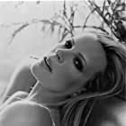 Kim Basinger به عنوان Stephanie Smith