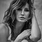 Gina Gershon به عنوان Amelia Decker