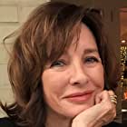 Anne Archer به عنوان Charlotte Shultz