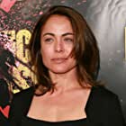 Yancy Butler به عنوان Mrs. D'Amico