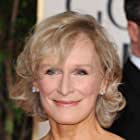 Glenn Close به عنوان Dr Caroline Caldwell