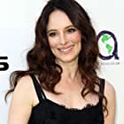 Madeleine Stowe به عنوان Julie Moore