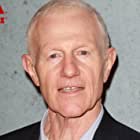 Raymond J. Barry به عنوان Mr. Leezak