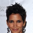 Halle Berry به عنوان Roxanne Hall