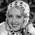 Joan Blondell به عنوان Vi