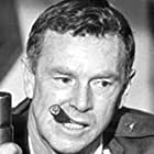 Sterling Hayden به عنوان Capt. McCluskey