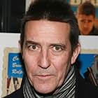 Ciarán Hinds به عنوان Carl