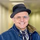 Joe Pantoliano به عنوان Captain Howard