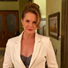 Elizabeth Perkins به عنوان Dr. Emma Temple