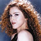 Bernadette Peters به عنوان Eva Woolf