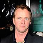 Aidan Quinn به عنوان Gerry Moore