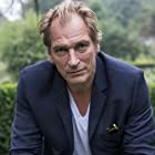 Julian Sands به عنوان Officer Jonta