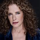 Nancy Travis به عنوان Helen Cooper