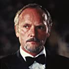 Julian Glover به عنوان Lord Ashford