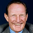 Trevor Howard به عنوان Judge Broomfield