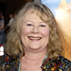 Shirley Knight به عنوان Mom