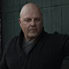 Michael Chiklis به عنوان Dr. Leslie Gordon