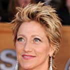 Edie Falco به عنوان Hillary Clinton