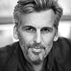 Oded Fehr به عنوان Admiral Charles Vance