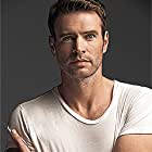 Scott Foley به عنوان Roman Bridger