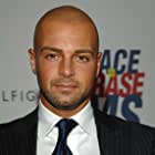 Joey Lawrence به عنوان The Concierge