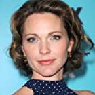 Kelli Williams به عنوان Dr. Gillian Foster