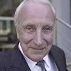 Ian Richardson به عنوان Sir Charles Warren