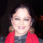 Tanvi Azmi به عنوان Sulakshana Sabharwal - Vikram's Mother