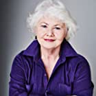 Annette Badland به عنوان Mae