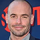 Paul Blackthorne به عنوان Emergency Room Doctor