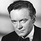 Tony Britton به عنوان Inspector Thomas