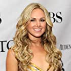 Laura Bell Bundy به عنوان Young Sarah