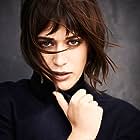 Lizzy Caplan به عنوان Alexandra Mullen