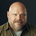 Kevin Chamberlin به عنوان Dr. Stockton