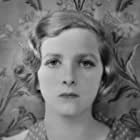 Gladys Cooper به عنوان Beatrice Lacy