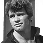 Martin Kove به عنوان Lou Clayton