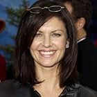 Wendy Crewson به عنوان Mary Dove Shaw