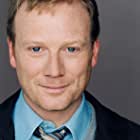 Andy Daly به عنوان Mike Mercer